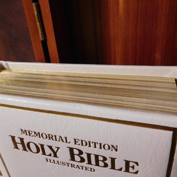 THE HOLY BIBLE Pope John Paul Memorial Edition Catholic Edition in Cedar Box - Picture 11 of 16